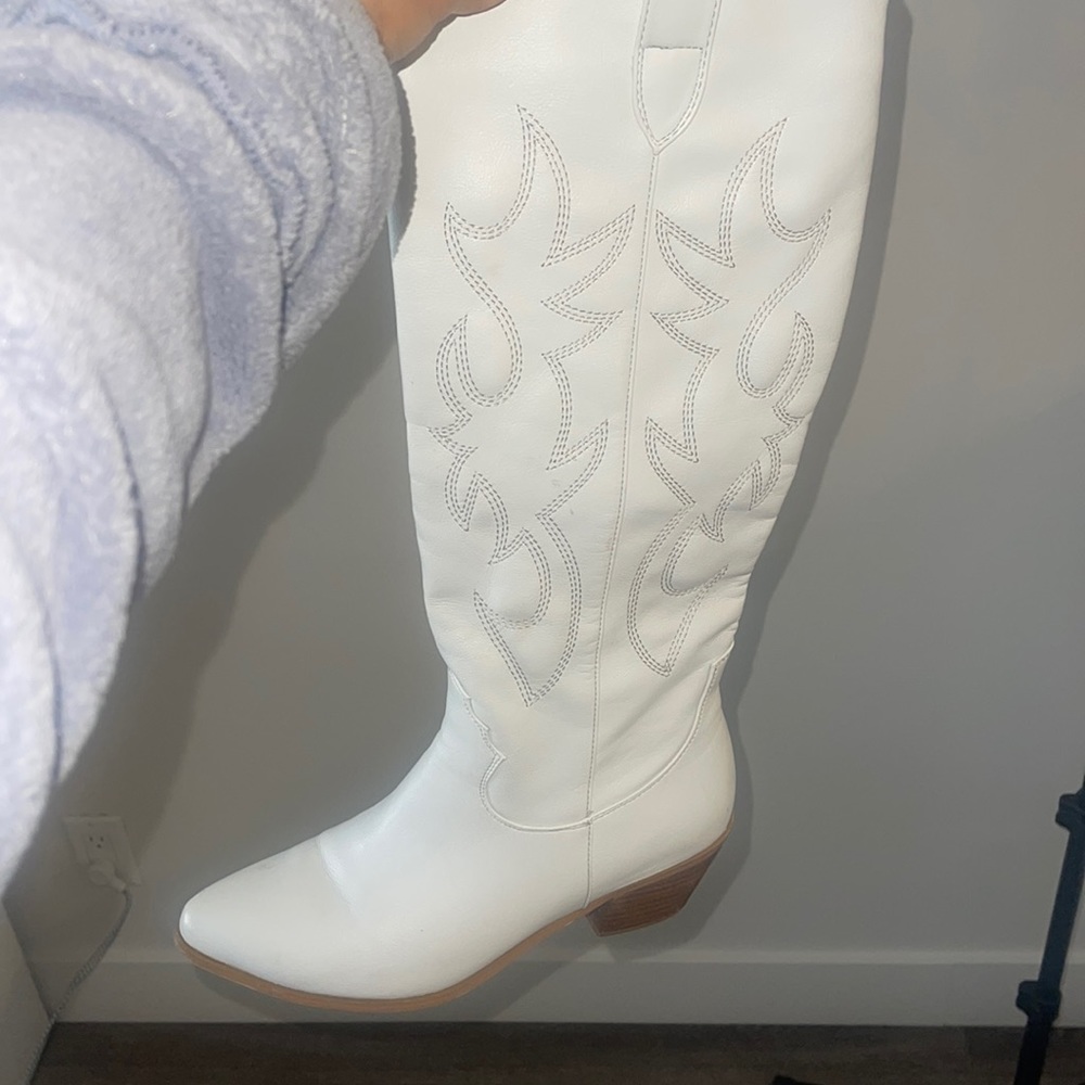 Women’s white cowgirl boots size 9